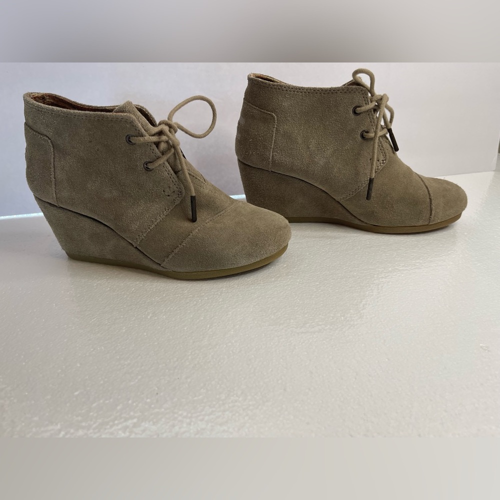 Toms Women's Size W5.5 (EU 36) Suede Lace Up Wedge Booties Excellent Condition